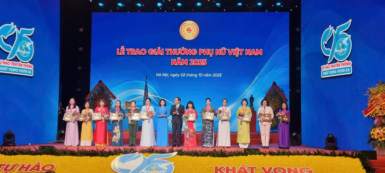 Giải thưởng Phụ nữ Việt Nam năm 2025 đã được trao cho cho 03 tập thể và 12 cá nhân tiêu biểu. Nguồn VT