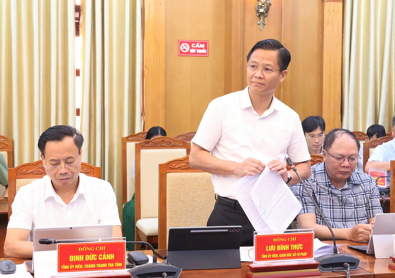 Giám đốc Sở Tư Pháp Lưu Đình Thực phát biểu tại hội nghị.