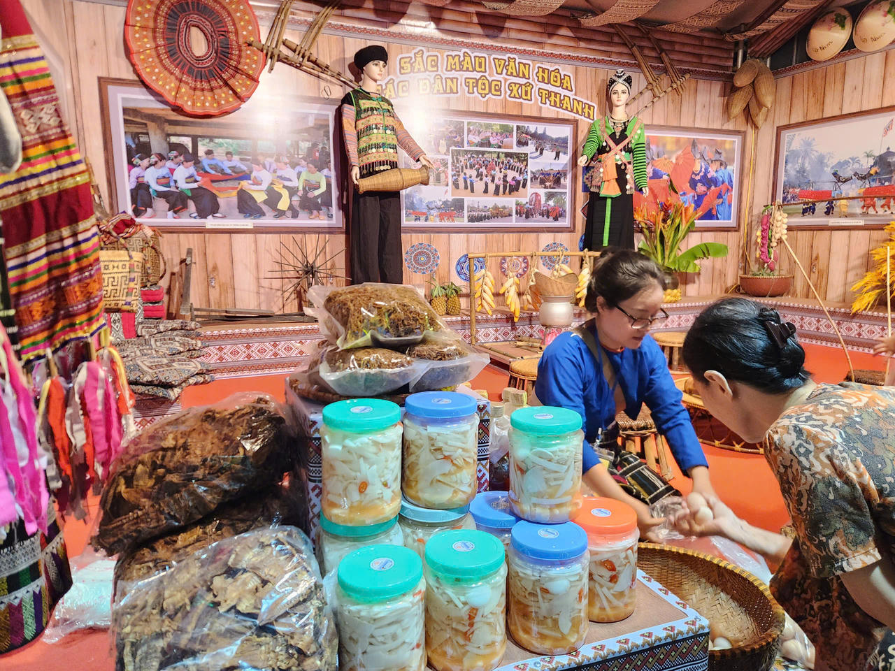 Gian hàng giới thiệu đặc sản và sắc màu văn hóa dân tộc tại Liên hoan Văn hoá ẩm thực xứ Thanh 2025. (Ảnh: Nguyễn Linh)