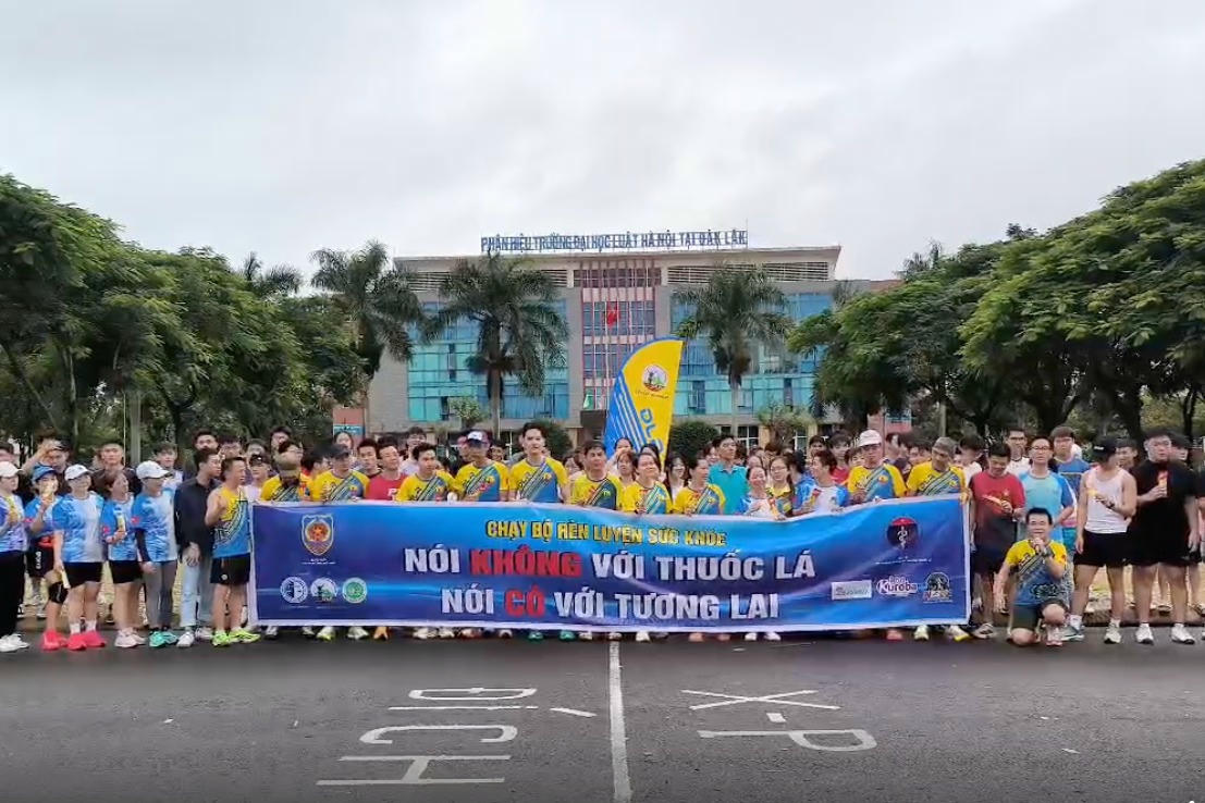 Đông đảo sinh viên trường Đại học Luật Hà Nội ở tỉnh Đắk Lắk tham gia Chương trình Truyền thông trực tiếp về tác hại của thuốc lá, thuốc lá điện tử và thuốc lá nung nóng.