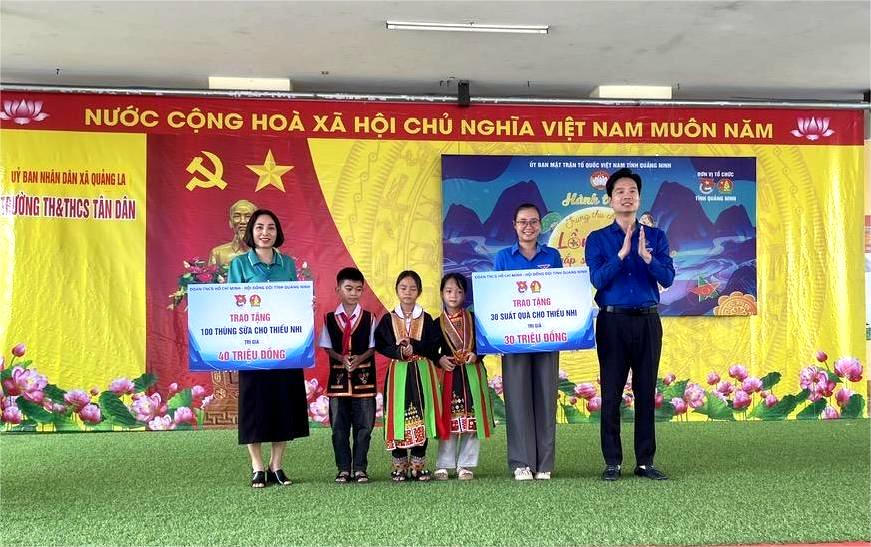 Mỗi chiếc đèn lồng thắp sáng hôm nay không chỉ là ánh sáng lung linh của đêm hội trăng rằm, mà còn là ánh sáng của tình yêu thương, của niềm tin, của ước mơ mà các đơn vị gửi gắm cho các em. 