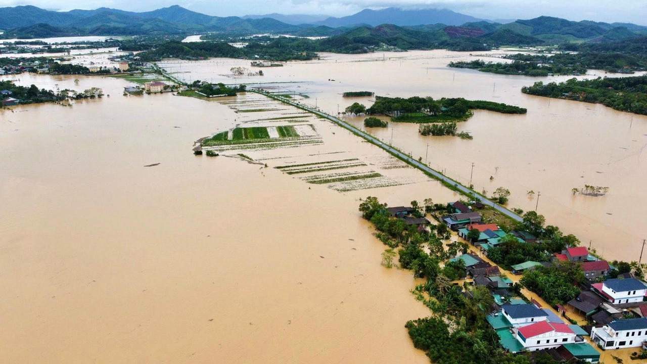 Thủ tướng: Khẩn trương hỗ trợ kinh phí khắc phục hậu quả bão số 10 và mưa lũ cho các địa phương