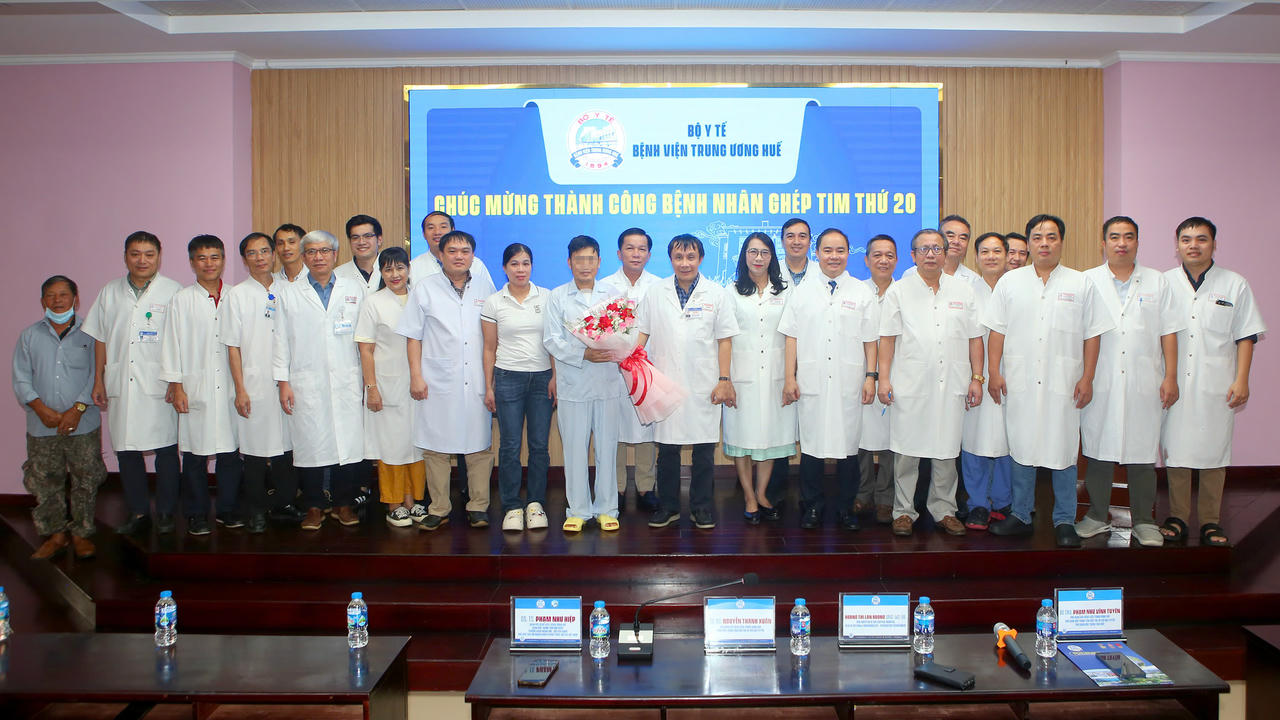 Các y, bác sĩ BVTW Huế  chúc mừng bệnh nhân trong ngày xuất viện.