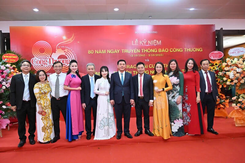 Bộ trưởng Bộ Công Thương chụp ảnh cùng lãnh đạo và cán bộ, viên chức, người lao động báo Công Thương