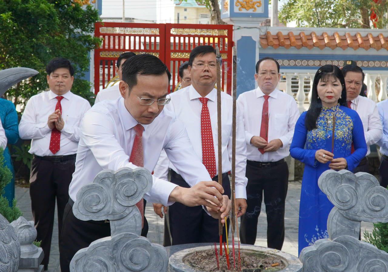 Lãnh đạo tỉnh An Giang dâng hương Anh hùng dân tộc Nguyễn Trung Trực.