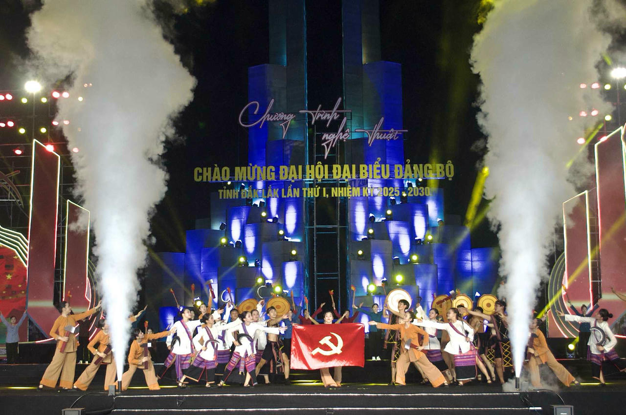 Các tiết mục nghệ thuật đặc sắc ca ngợi Đảng và Bác Hồ