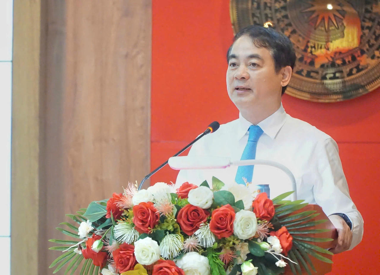 Bí thư Tỉnh ủy Nghiêm Xuân Thành phát biểu giao nhiệm vụ cho các cán bộ được điều động, chỉ định, bổ nhiệm.