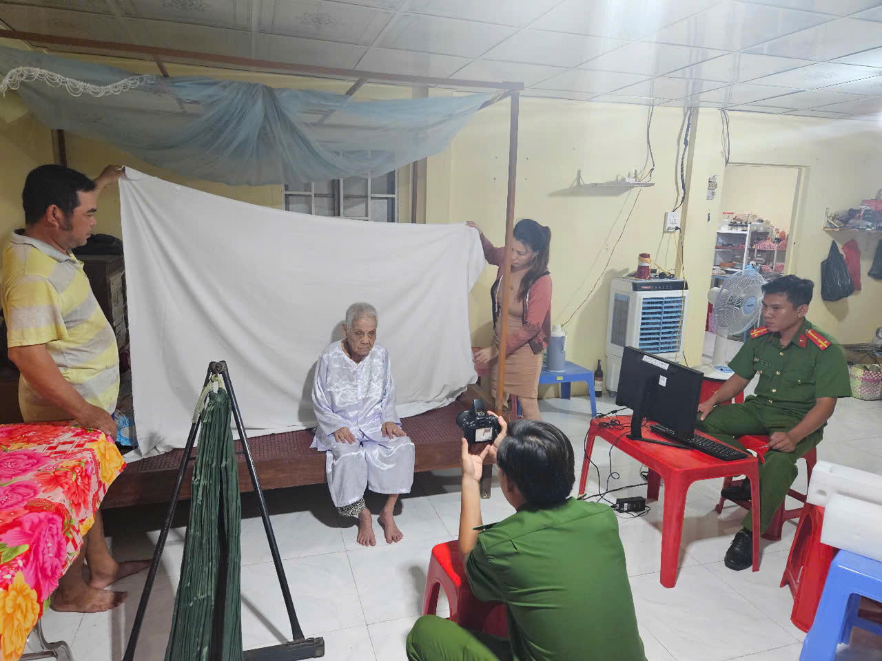 Cán bộ Công an xã đến tận nhà hỗ trợ cấp, đổi thẻ đảng viên cho người già yếu, bệnh tật.