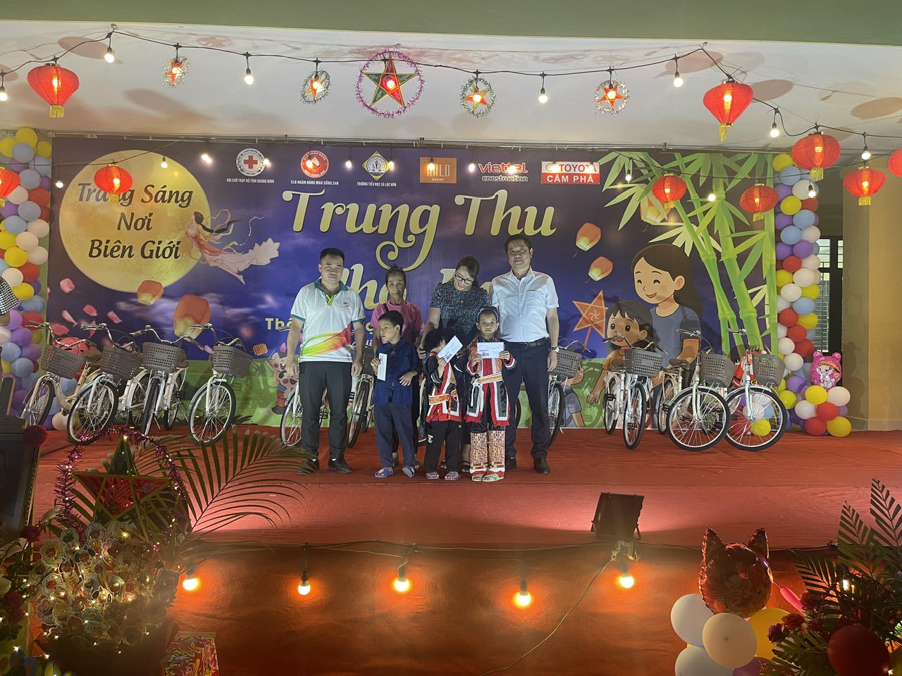  Chi nhánh công trình Viettel Quảng Ninh - TCT CP Công trình Viettel trao học bổng cho học sinh Trường tiểu học Lục Hồn.