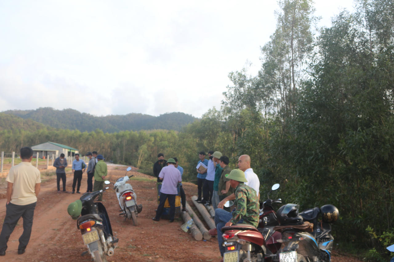 Đoàn kiểm tra của UBND xã Phú Trạch
tiến hành ghi nhận thực tế tại khu vực trang trại chăn nuôi Bình Chi Nam Hưng.