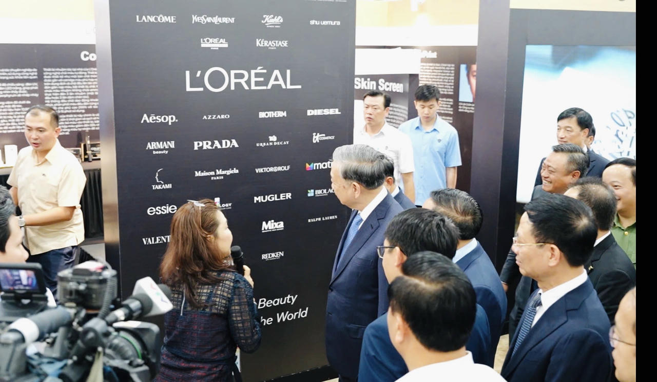  L’Oréal đã vinh dự đón tiếp các vị khách quý đến thăm gian hàng tại triển lãm.
