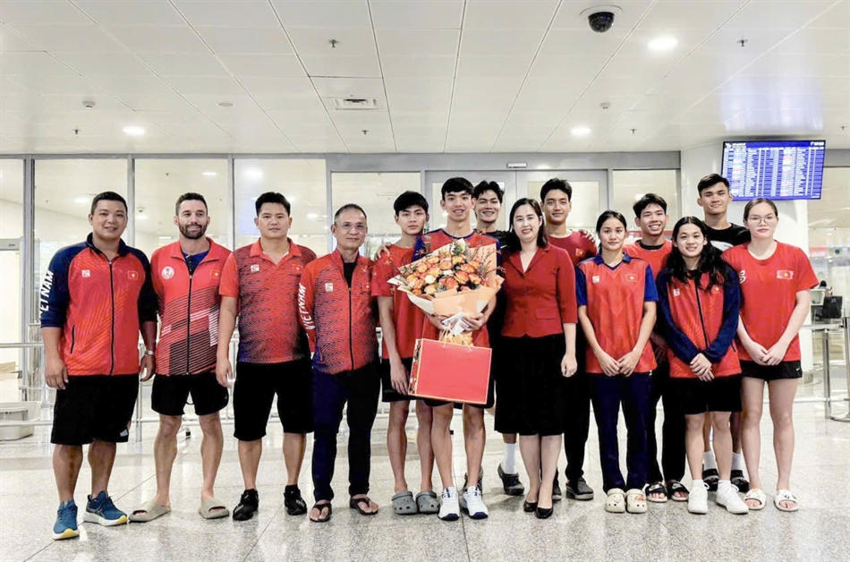 Đội tuyển Bơi Việt Nam chụp ảnh lưu niệm tại sân bay cùng đại diện môn Bơi - Cục TDTT Việt Nam, Hiệp hội thể thao dưới nước Việt Nam.