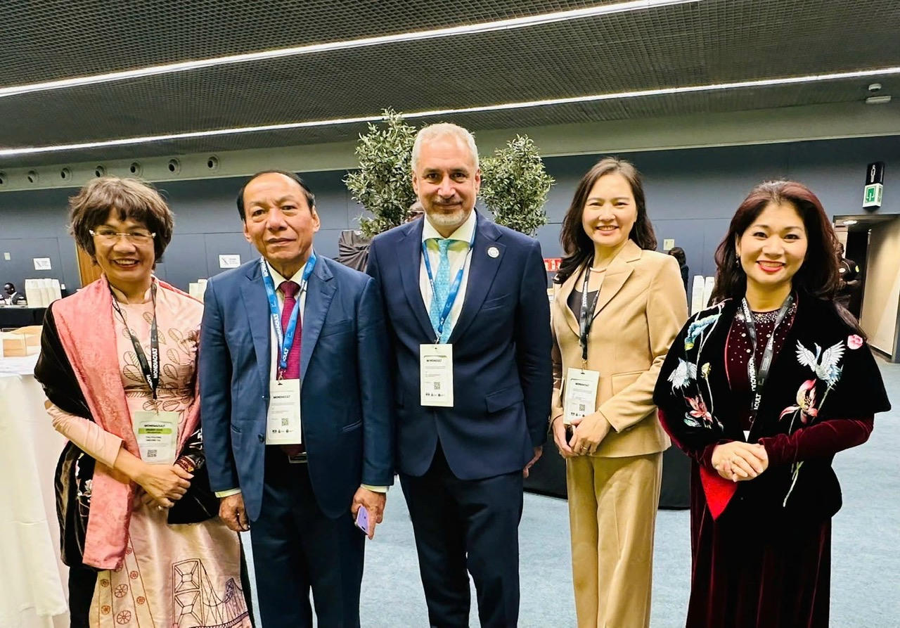 Bộ trưởng Nguyễn Văn Hùng (thứ 2 từ trái qua) và đoàn đại biểu Việt Nam đã thăm và làm việc tại Tổ chức Du lịch Liên hợp quốc.