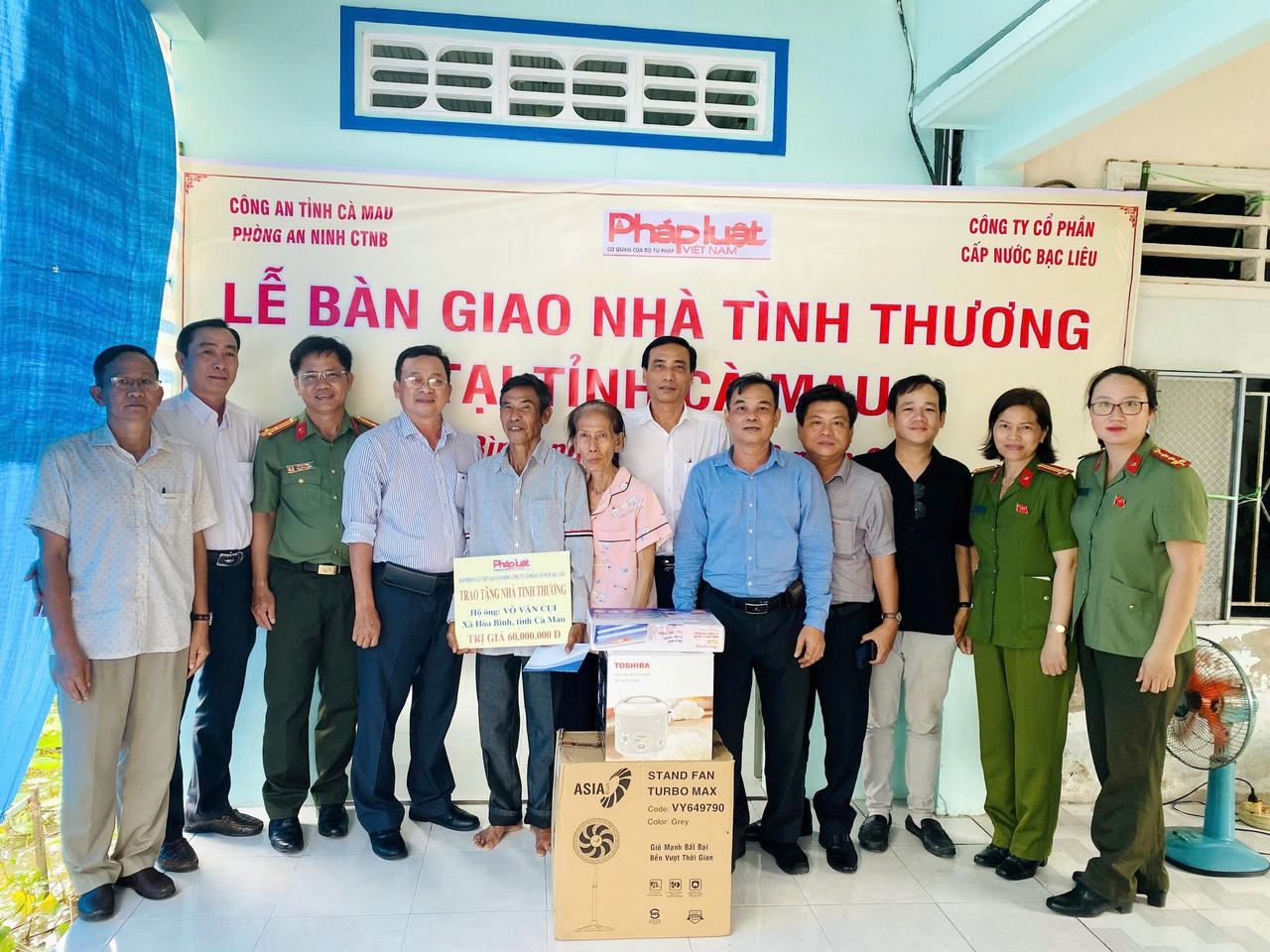 Lễ bàn giao nhà tình thương và tặng quà cho hộ gia đình khó khăn tại xã Hòa Bình (tỉnh Cà Mau).