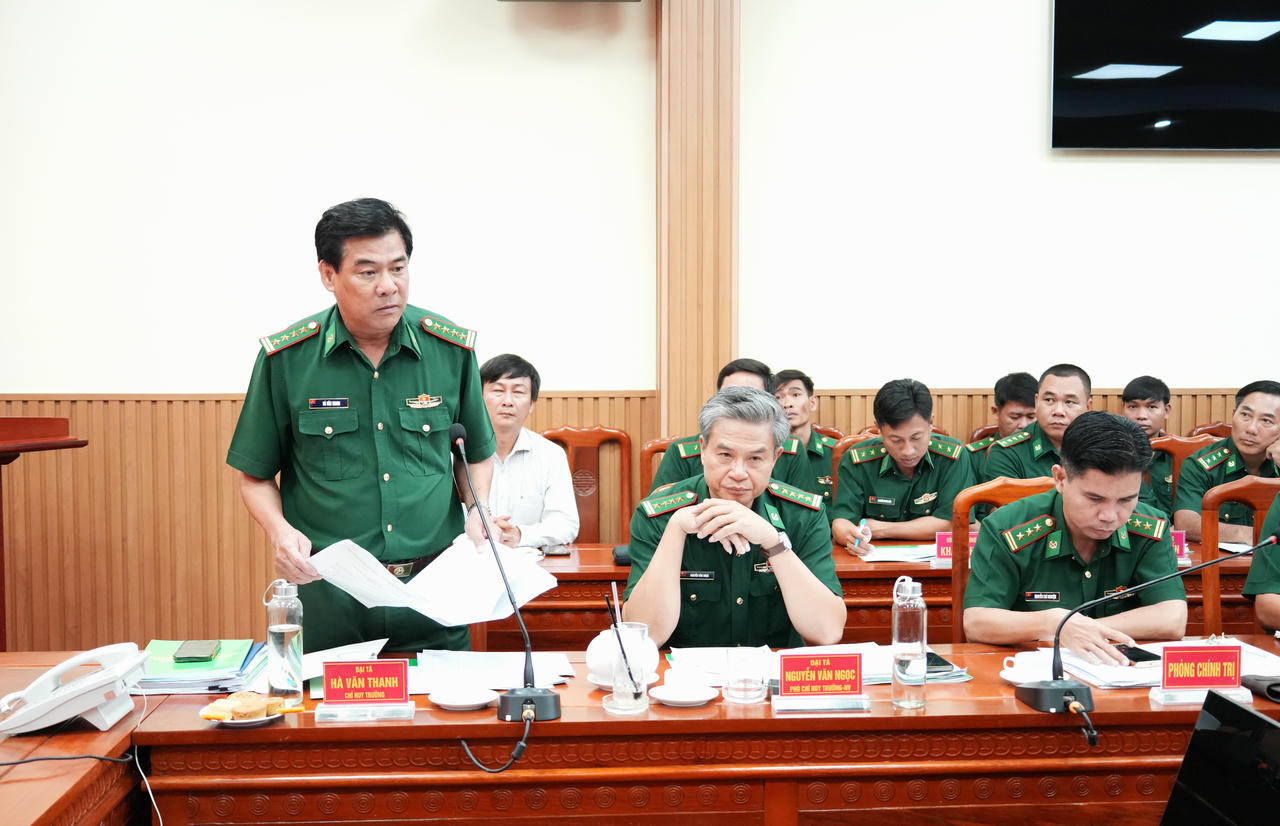 Đại tá Hà Văn Thanh – Chỉ huy trưởng Ban Chỉ huy BĐBP Cà Mau, phát biểu về kết quả thực hiện công tác xử lý vi phạm hành chính của đơn vị.