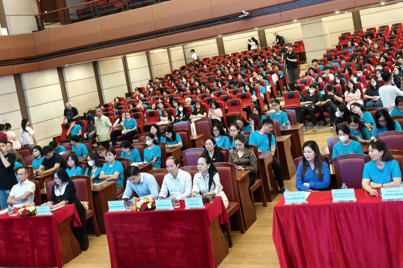 Đông đảo cán bộ, đoàn viên Bộ Tư pháp và sinh viên Đại học Luật Hà Nội tham dự chương trình.