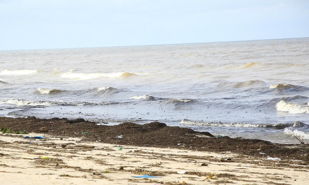 Rác dạt vào chất thành từng lớp,
kéo dài hàng chục mét dọc bờ biển.