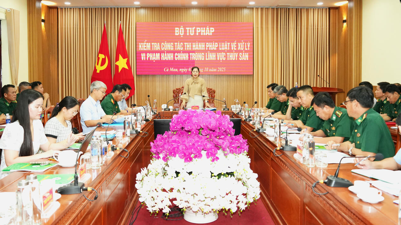 Quang cảnh buổi kiểm tra công tác thi hành pháp luật về thủy sản tại Bộ đội Biên phòng Cà Mau.