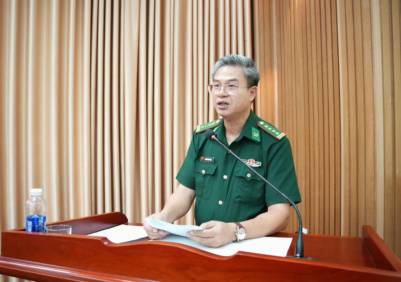 Đại tá Nguyễn Văn Ngọc – Phó Chỉ huy trưởng Nghiệp vụ Ban Chỉ huy BĐBP Cà Mau báo cáo kết quả thực hiện công tác thi hành pháp luật và xử lý vi phạm hành chính.