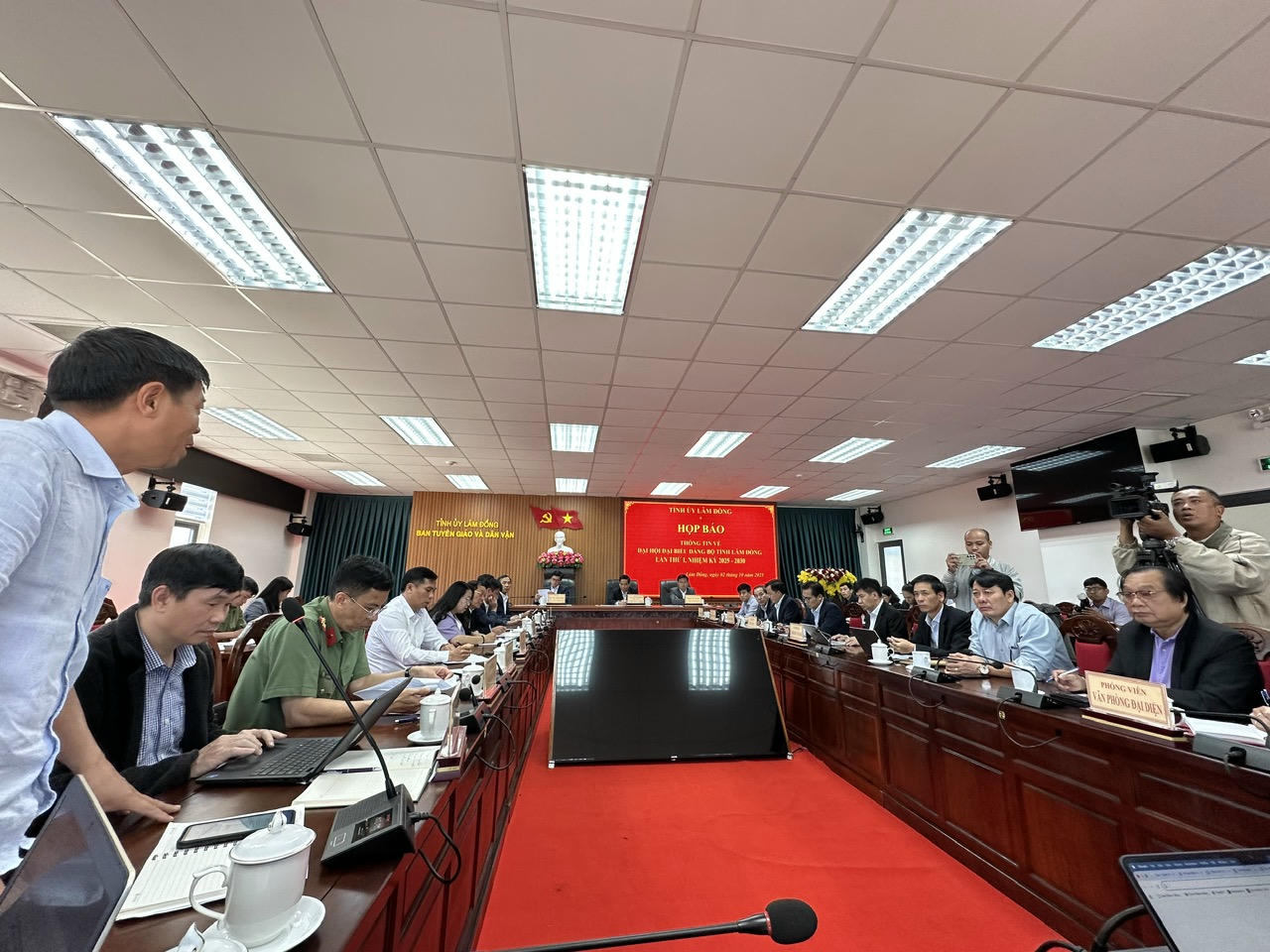 Các cơ quan báo chí đặt câu hỏi tới Ban tổ chức tại buổi Họp báo.