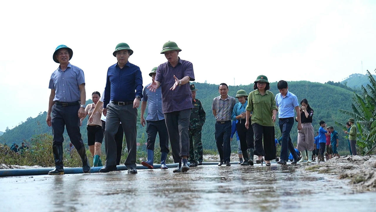 Đoàn công tác kiểm tra công tác khắc phục hậu quả hoàn lưu bão số 10 tại xã Tằng Loỏng.