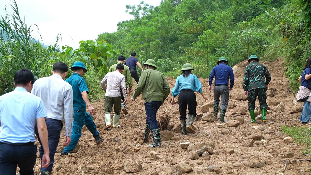 Điểm sạt lở chia cắt hoàn toàn thôn Bản Cam, xã Gia Phú. (Ảnh trong bài: Báo Lào Cai).