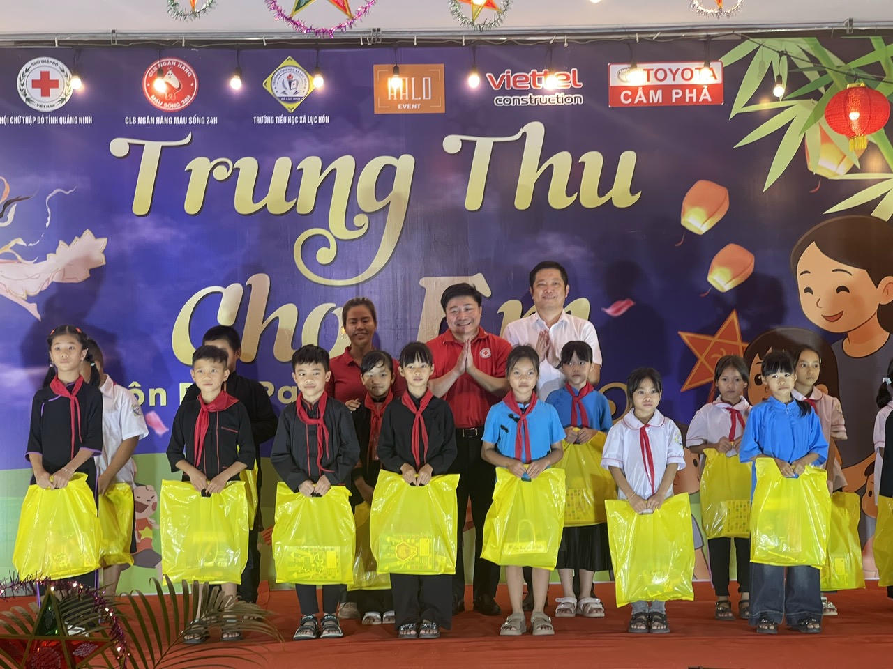 Đại diện các nhà tài trợ trao quà cho các cháu học sinh. 