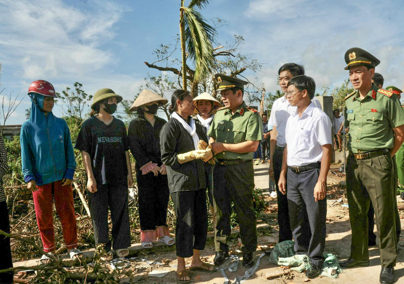 Thiếu tướng Nguyễn Hồng Nguyên và Bí thư Tỉnh ủy Ninh Bình Đặng Xuân Phong cùng đoàn công tác thăm hỏi, động viên bà con xã Quỹ Nhất bị ảnh hưởng sau bão số 10.