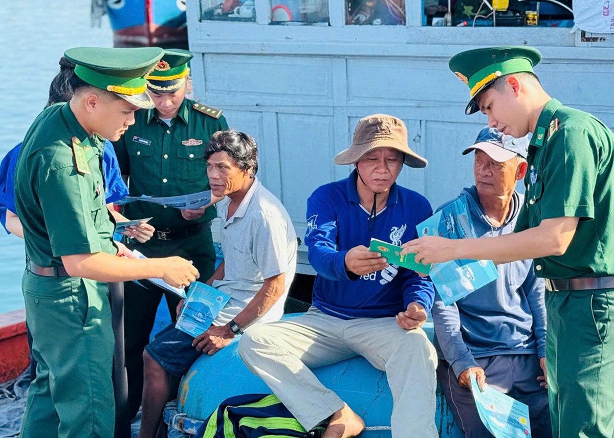 Lực lượng Bộ đội Biên phòng Quảng Ngãi tuy truyền, phổ biến các quy định khai thác hải sản cho chủ tàu cá và ngư dân. 