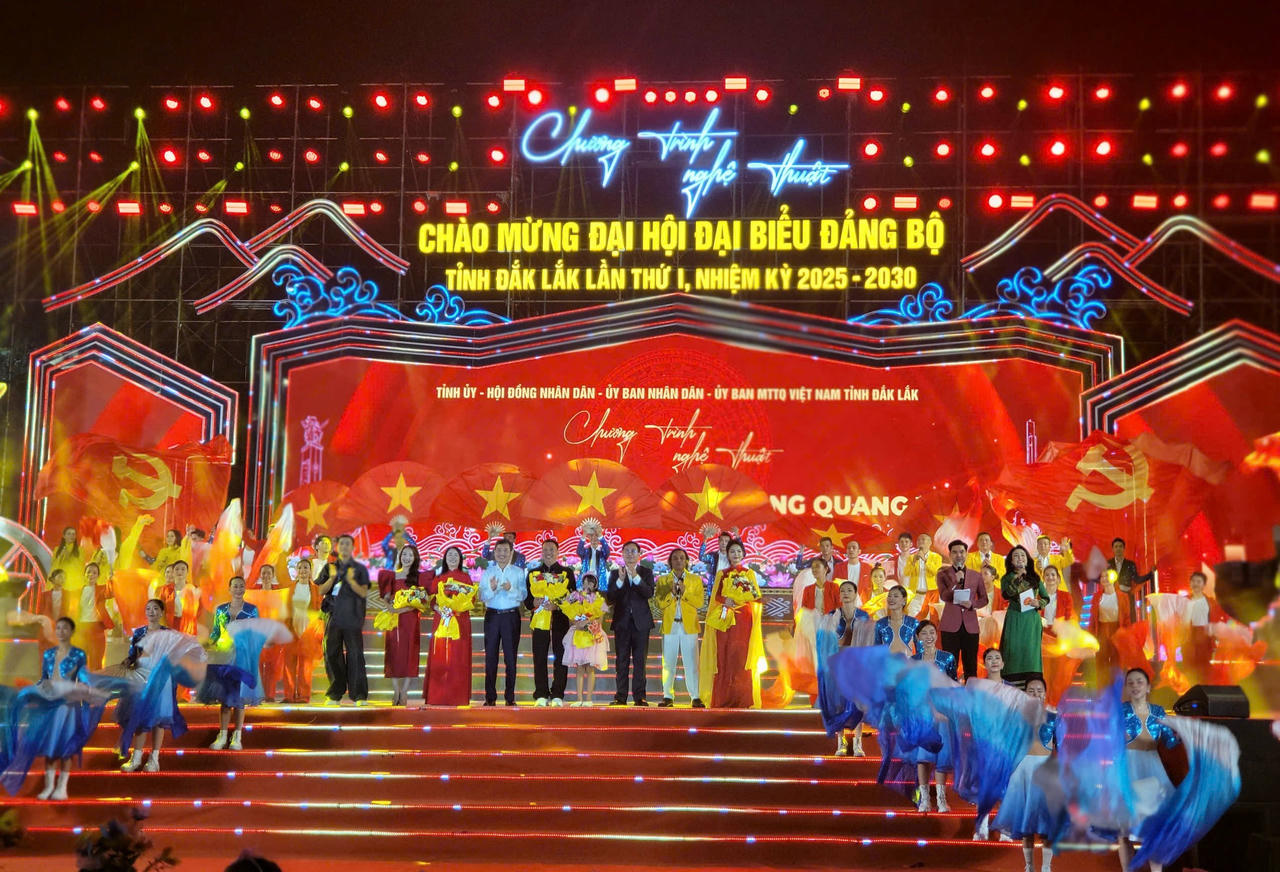 Lãnh đạo Tỉnh ủy Đắk Lắk tặng hoa cho các nghệ sĩ.