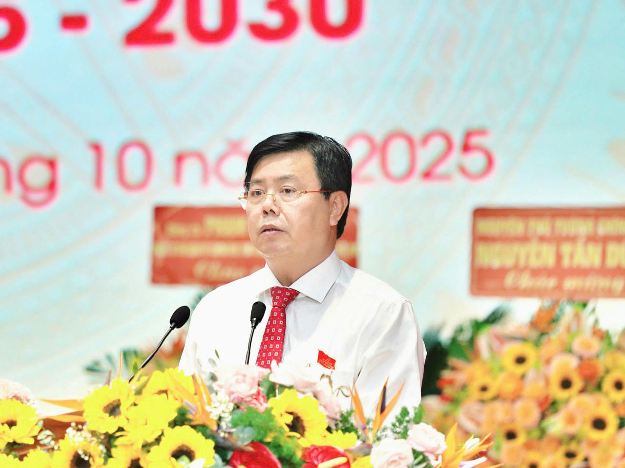 Ủy viên Ban Chấp hành Trung ương Đảng, Bí thư Tỉnh
ủy An Giang Nguyễn Tiến Hải phát biểu tại phiên họp trù bị.