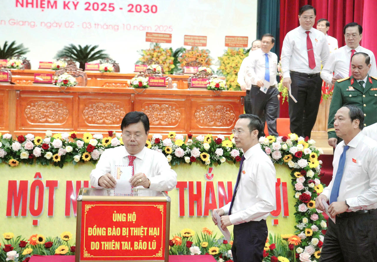 Đại biểu ủng hộ đồng bào các tỉnh bị thiệt hại bởi
thiên tai, bão lũ, nhất là trong cơn bão số 10.