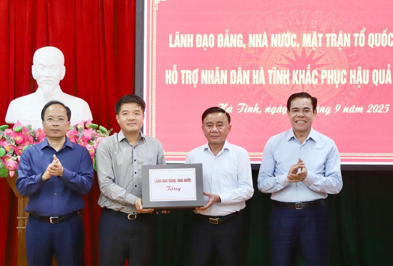 Trước đó, Uỷ viên Bộ Chính trị, Thường trực Ban Bí thư Trần Cẩm Tú trao quà hỗ trợ nhân dân Hà Tĩnh khắc phục hậu quả cơn bão số 10.