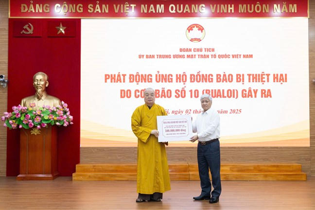 Ủy viên Bộ Chính trị, Bí thư Trung ương Đảng, Chủ tịch UBTƯ MTTQ Việt Nam Đỗ Văn Chiến tiếp nhận ủng hộ. Ảnh: PV