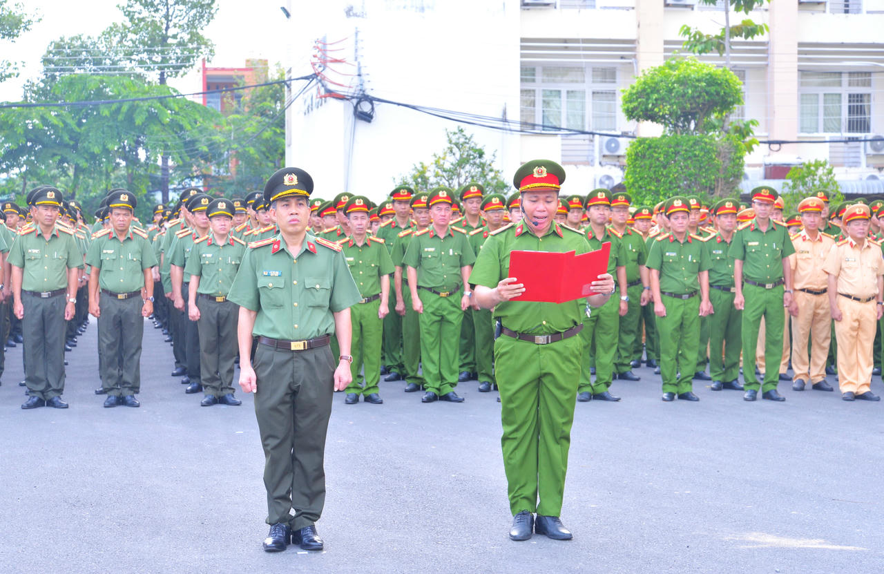 Đảng ủy Công an tỉnh Cà Mau sinh hoạt chính trị kể chuyện dưới cờ, quán triệt phương châm hành động “Lúc dân cần, lúc dân khó, có Công an”.