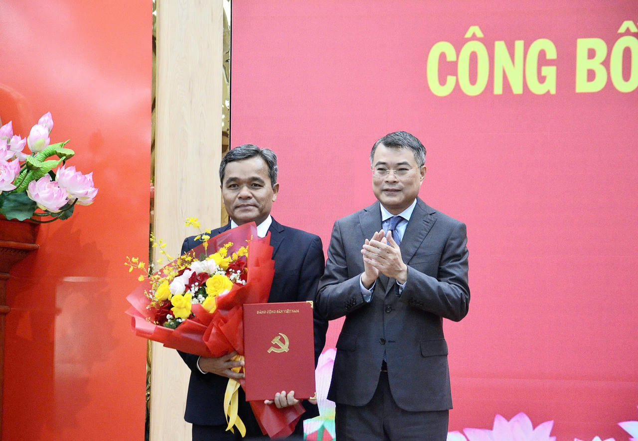 Ông Lê Minh Hưng - Trưởng Ban Tổ chức Trung ương trao quyết định của Bộ Chính trị điều động, phân công, chỉ định ông Hồ Văn Niên giữ chức Bí thư Tỉnh ủy Quảng Ngãi.