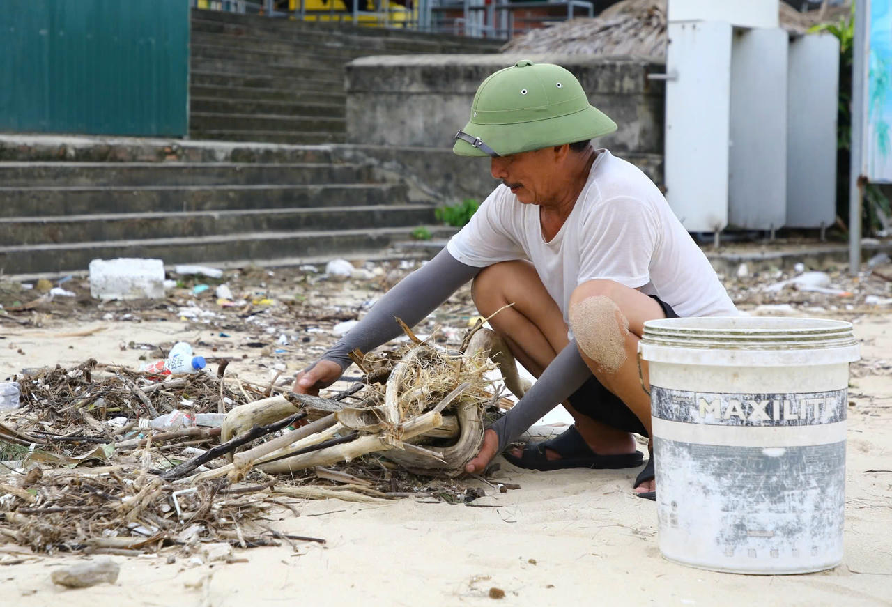 Người dân địa phương chung tay dọn
rác, khôi phục cảnh quan Nhật Lệ.