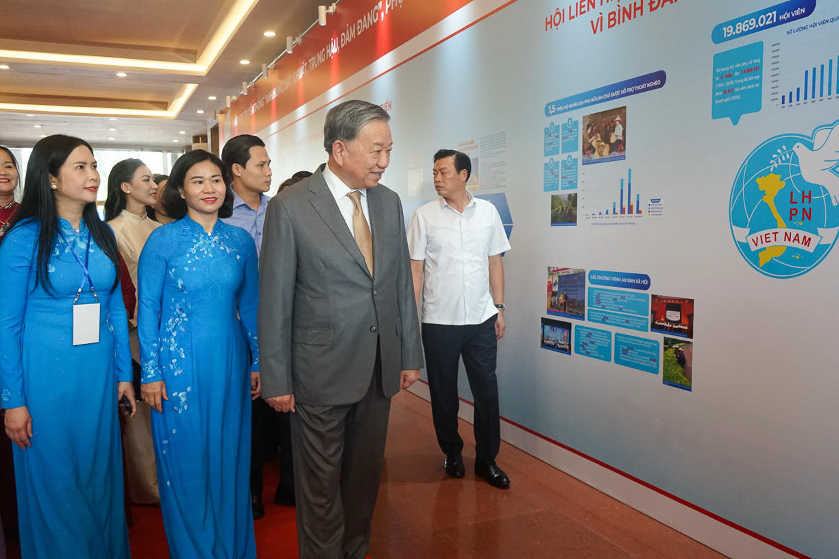 Tổng Bí thư Tô Lâm tham quan không gian triển lãm của Hội LHPN Việt Nam.Nguồn TTX