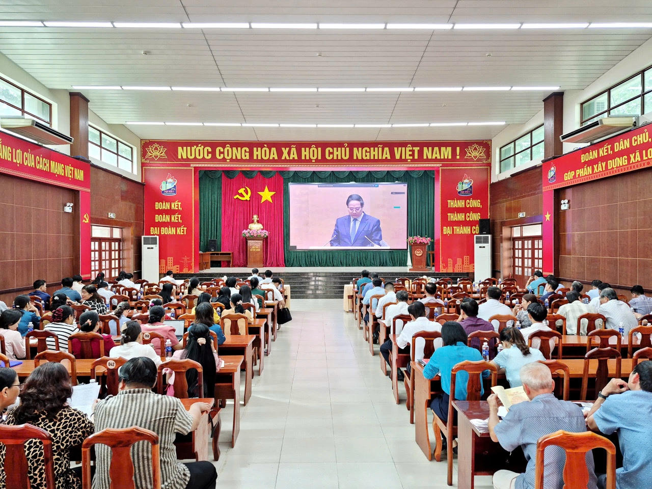 Cán bộ, đảng viên xã Long Thành tham gia hội nghị trực tuyến quán triệt và triển khai thực hiện 4 Nghị quyết quan trọng của Bộ Chính trị