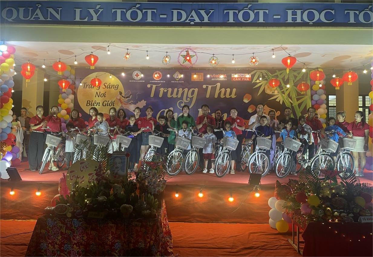 CLB Ngân hàng máu sống 24h trao tặng 12 xe đạp cho các em học sinh.