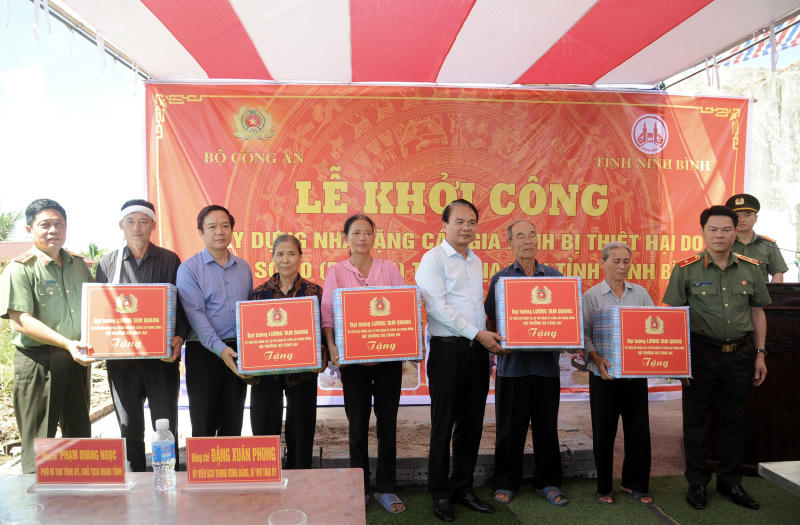 Các hộ gia đình bị thiệt hại do thiên tai nhận quà của Đại tướng Lương Tam Quang - Bộ trưởng Bộ Công an và quà của Bí thư Tỉnh ủy Ninh Bình Đặng Xuân Phong.