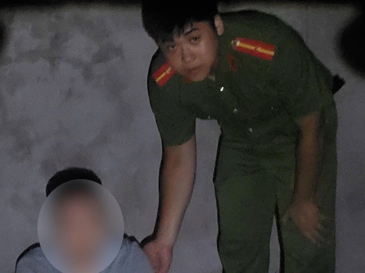 Nạn nhân bị các đối tượng lạ điều khiển qua điện thoại, buộc phải vào một căn nhà bỏ hoang trên địa bàn. Ảnh: Công an xã Phùng Nguyên 