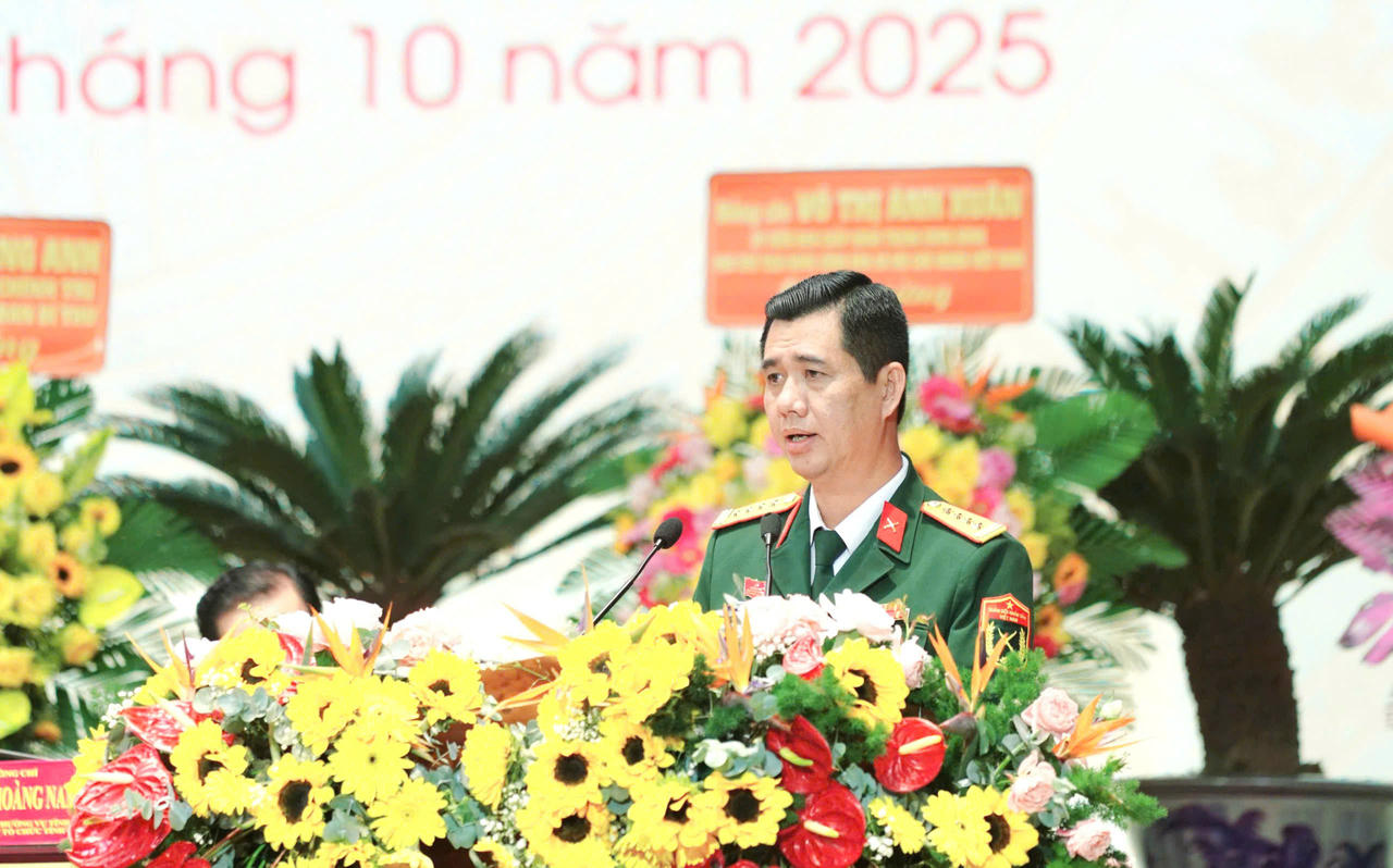 Đại tá Huỳnh Văn Khởi, Tỉnh ủy viên, Chính ủy Bộ
Chỉ huy Quân sự tỉnh An Giang trình bày tham luận tại Đại hội.