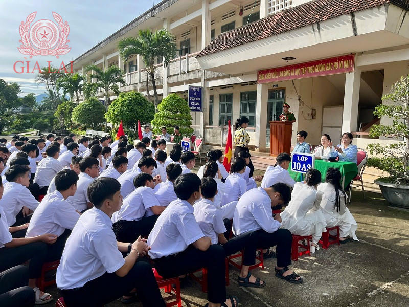 Tuyên truyền, phổ biến kiến thức pháp luật tại Trung tâm Giáo dục nghề nghiệp - Giáo dục thường xuyên Hoài Nhơn (Cơ sở 1). Ảnh: congan.gialai.gov.vn