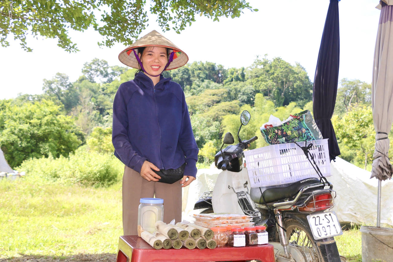 Chị Triệu Thị Đào, người bán hàng tại Tân Trào. (Ảnh: Lê Hanh)