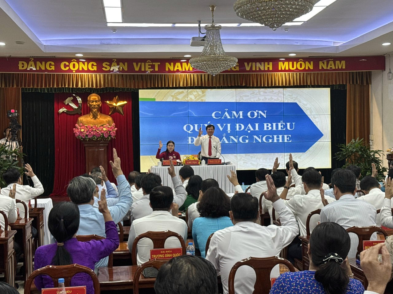 Các đại biểu biểu quyết thông qua các nghị quyết.