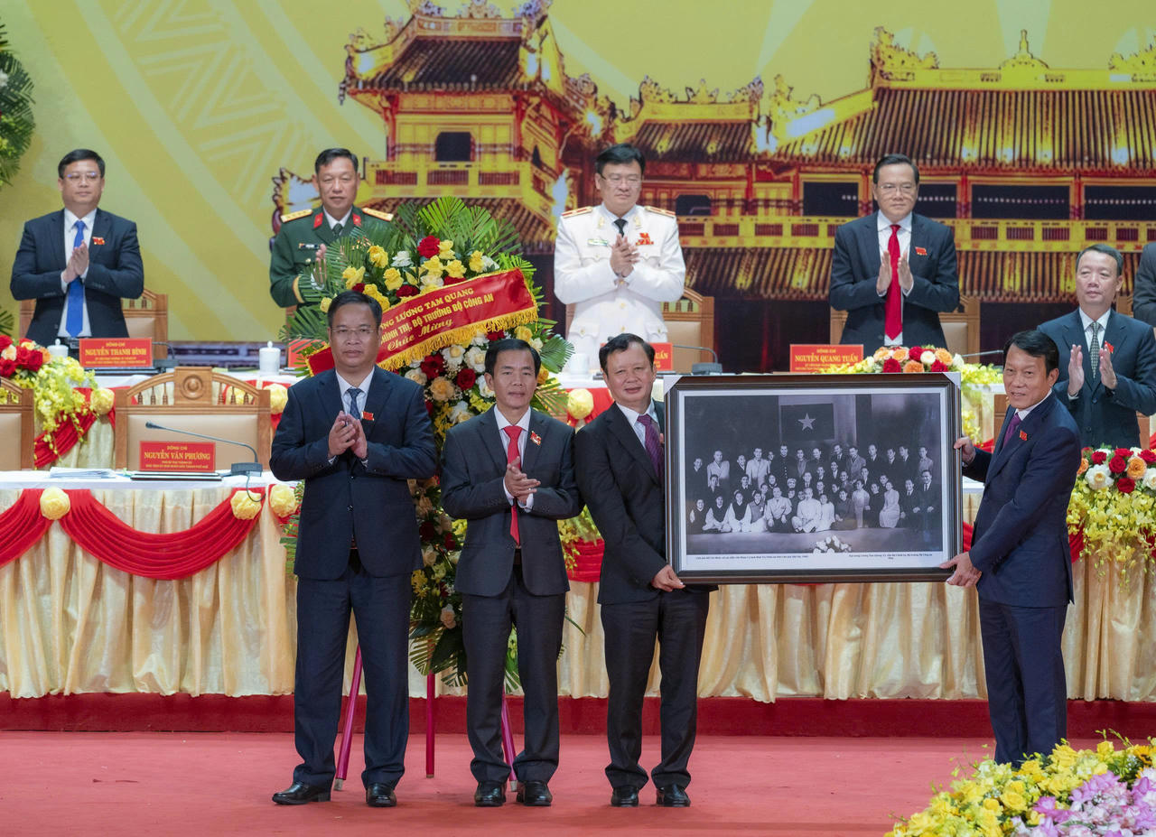 Đại tướng Lương Tam Quang tặng Đại hội bức ảnh Chủ tịch Hồ Chí Minh với Đoàn ca kịch Huế tại Phủ Chủ tịch năm 1960.
