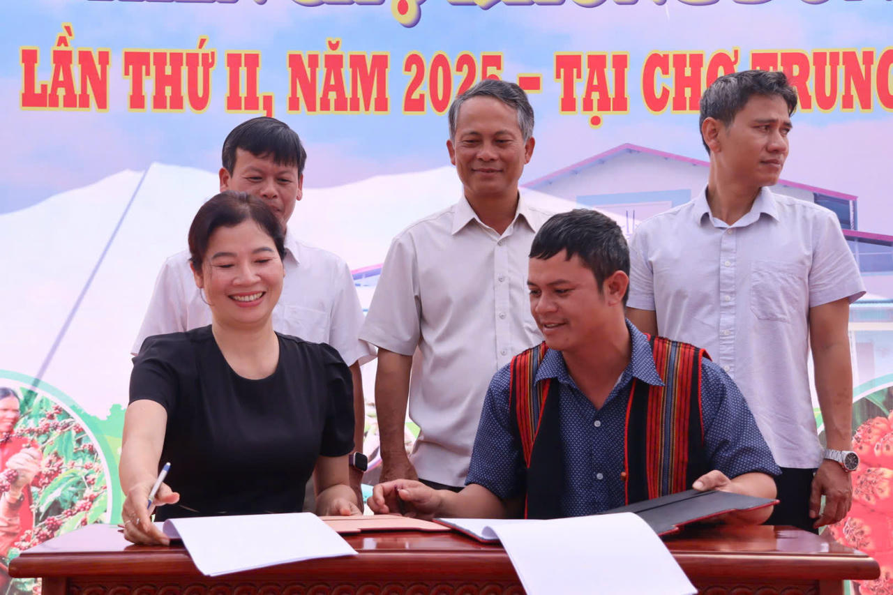 Đại diện các hợp tác xã và đơn vị tiêu thụ ký kết biên bản hợp tác bao tiêu nông sản cho đồng bào Xơ Đăng tại Phiên chợ 0 đồng lần thứ 2, mở ra hướng phát triển bền vững cho nông sản ở vùng cao.