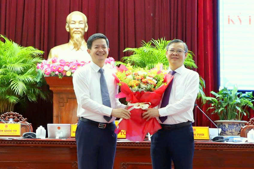 Ông Lê Quang Tùng - Bí thư Thành ủy Cần Thơ (bên trái) tặng hoa chúc mừng ông Trương Cảnh Tuyên - Chủ tịch UBND TP Cần Thơ.