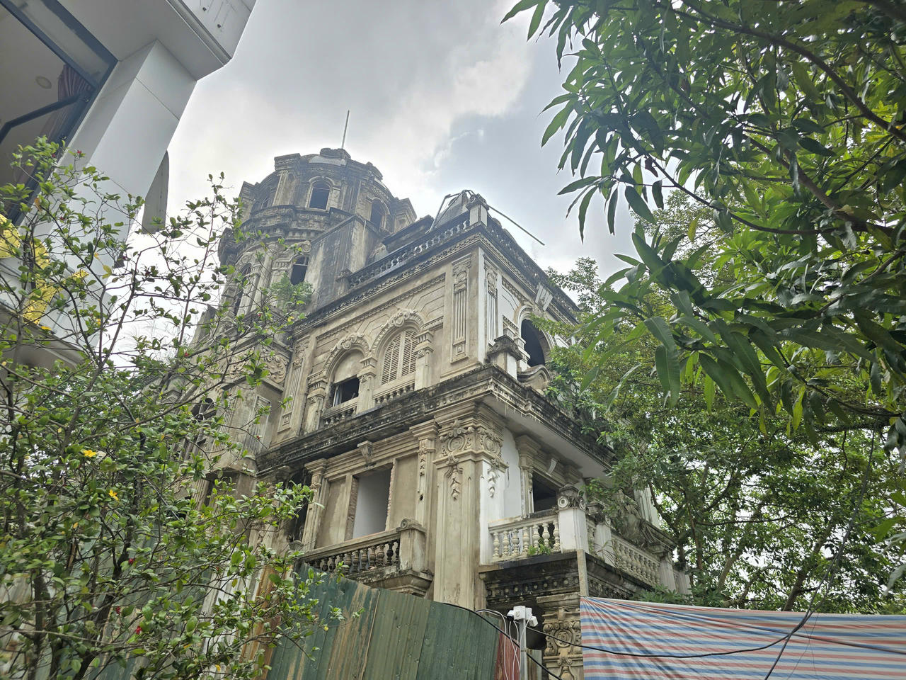 Ngôi biệt thự này được xây dựng từ đầu những năm 2010 với phong cách kiến trúc kiểu Pháp, cao khoảng 5 tầng, từng gây chú ý bởi vẻ ngoài đồ sộ, nổi bật giữa ngã sáu trung tâm thành phố Lào Cai (cũ).